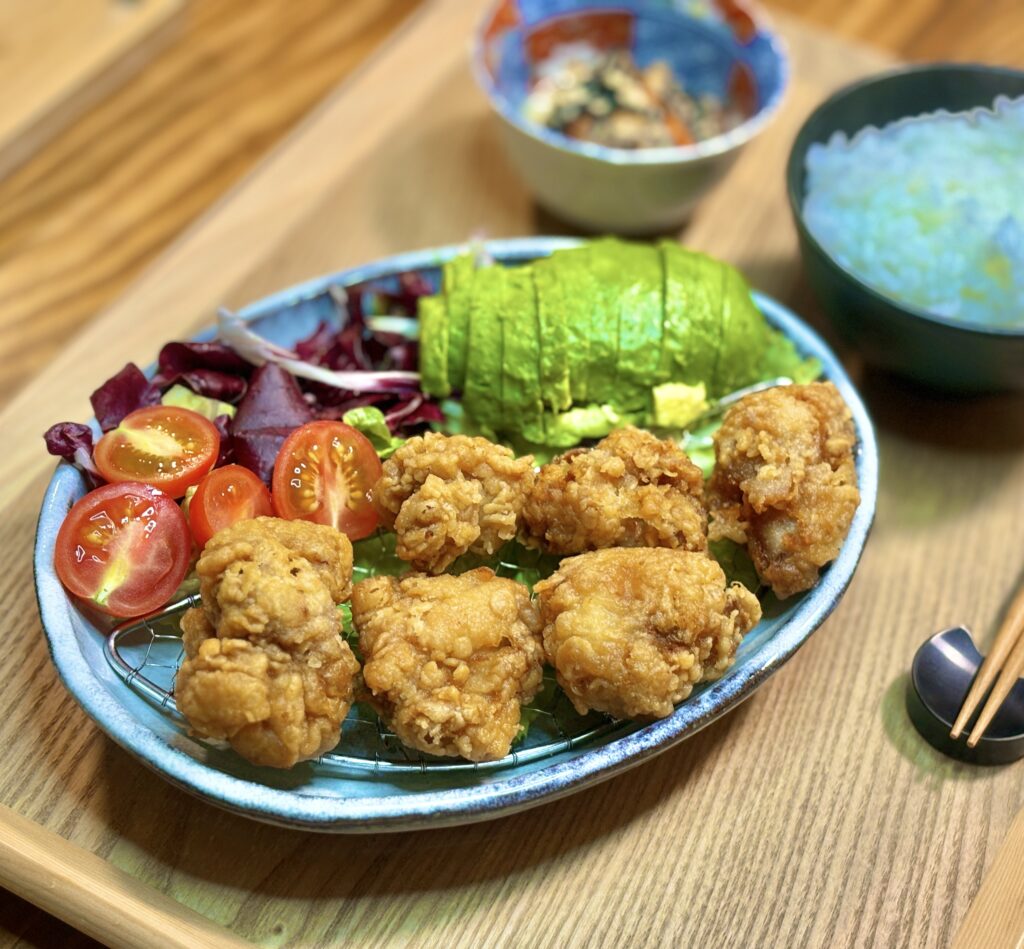 旦那キッチン特製、揚げたてサクサクの醤油唐揚げ定食。彩り豊かな副菜を添えて。