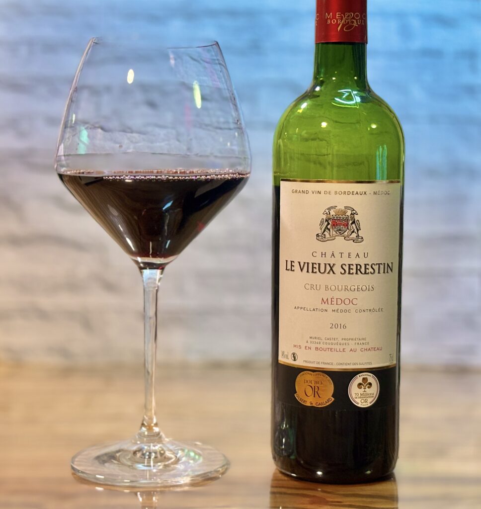 旦那キッチンが選び抜いた、ボルドー・メドック産のクリュ・ブルジョワ級赤ワイン「シャトー・ル・ヴュー・セレスティン 2016」のボトルと、贅沢に注がれたグラス。