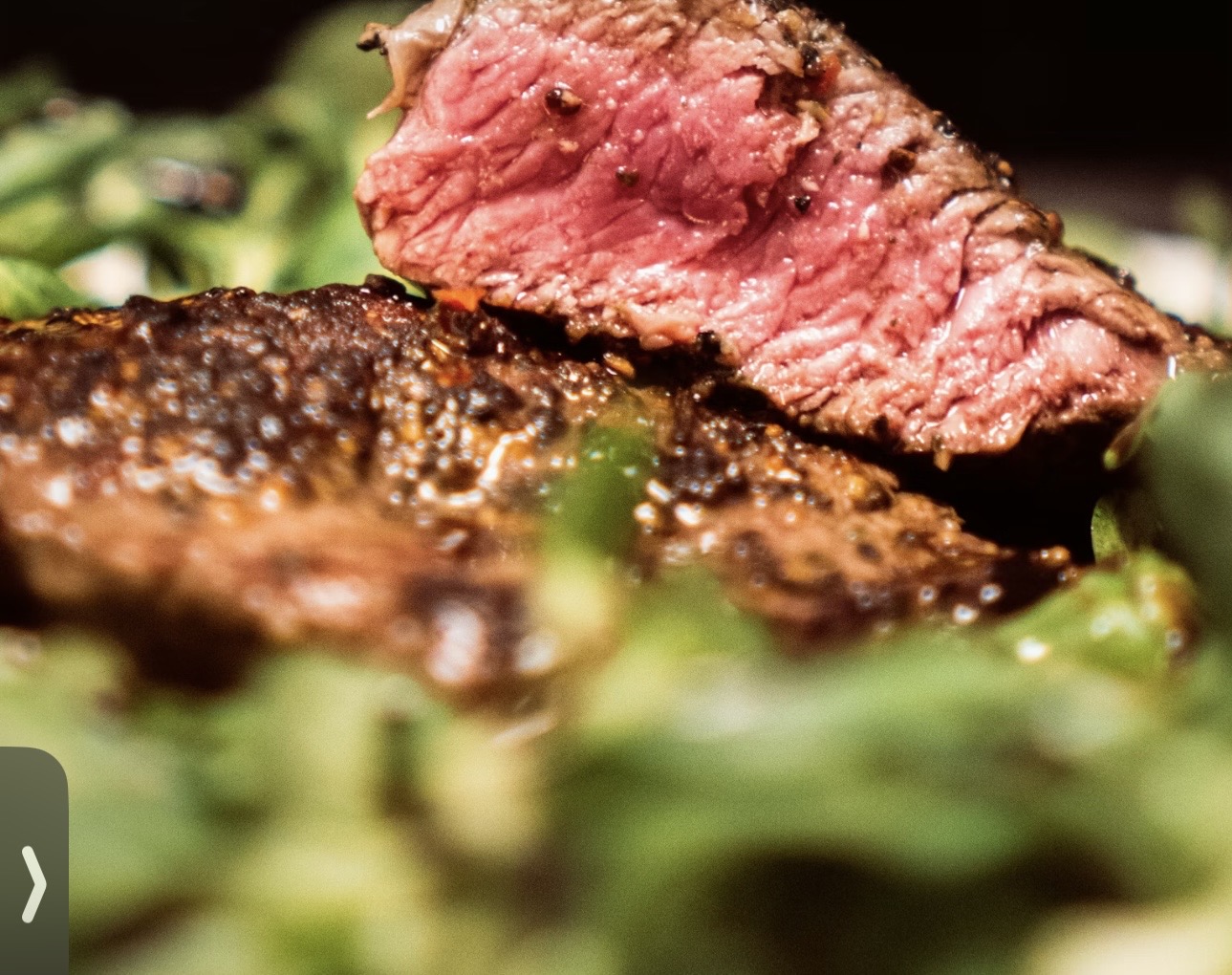 絶妙なレア加減に焼き上げられたアンガス牛ステーキの断面。