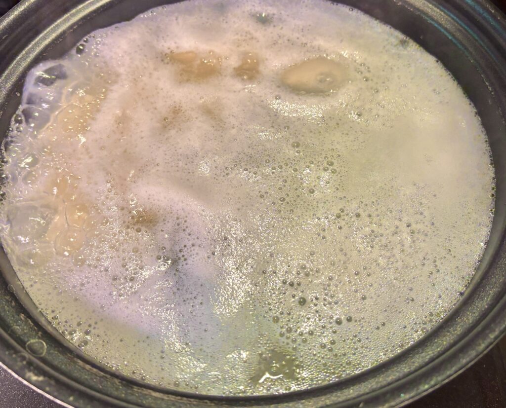 専用調理水で煮込んで白濁したスープととろとろに溶け出した温泉豆腐
