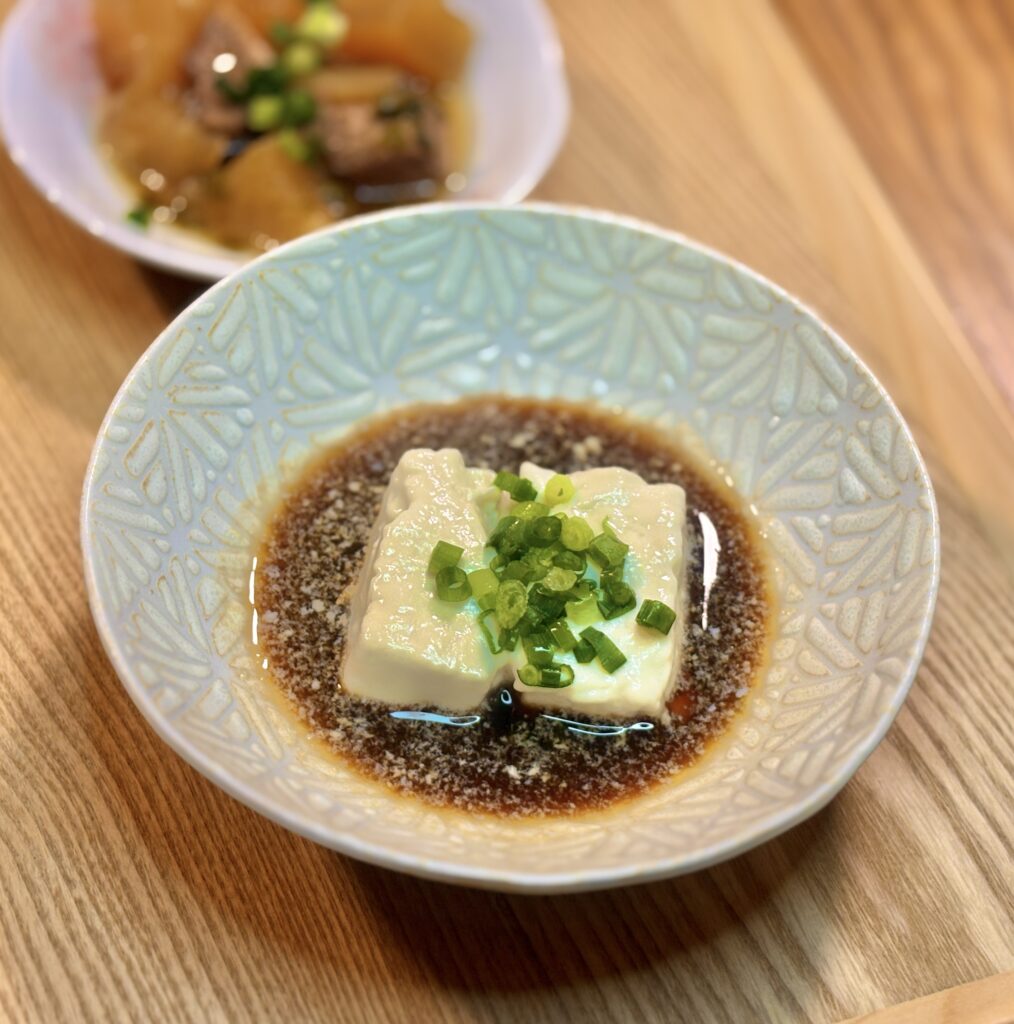 小ネギと付属のポン酢をかけた佐嘉平川屋のとろける温泉豆腐
