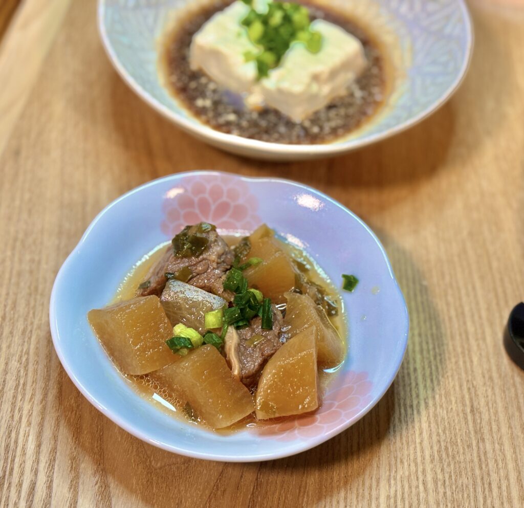 温泉豆腐の献立に合わせた味の染みた大根と豚肉の煮物
