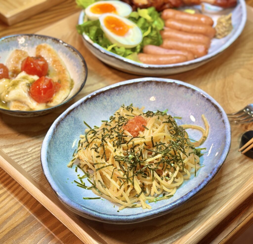 たっぷりの刻み海苔と追い明太子が乗った和風明太子パスタ。バターと醤油で味付けされた、旦那キッチン特製のスパゲッティ