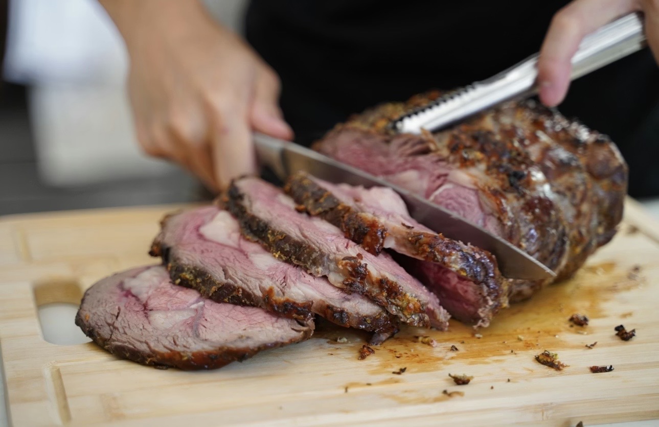 旦那キッチン特製！自家製黒毛和牛のローストビーフをスライスする様子