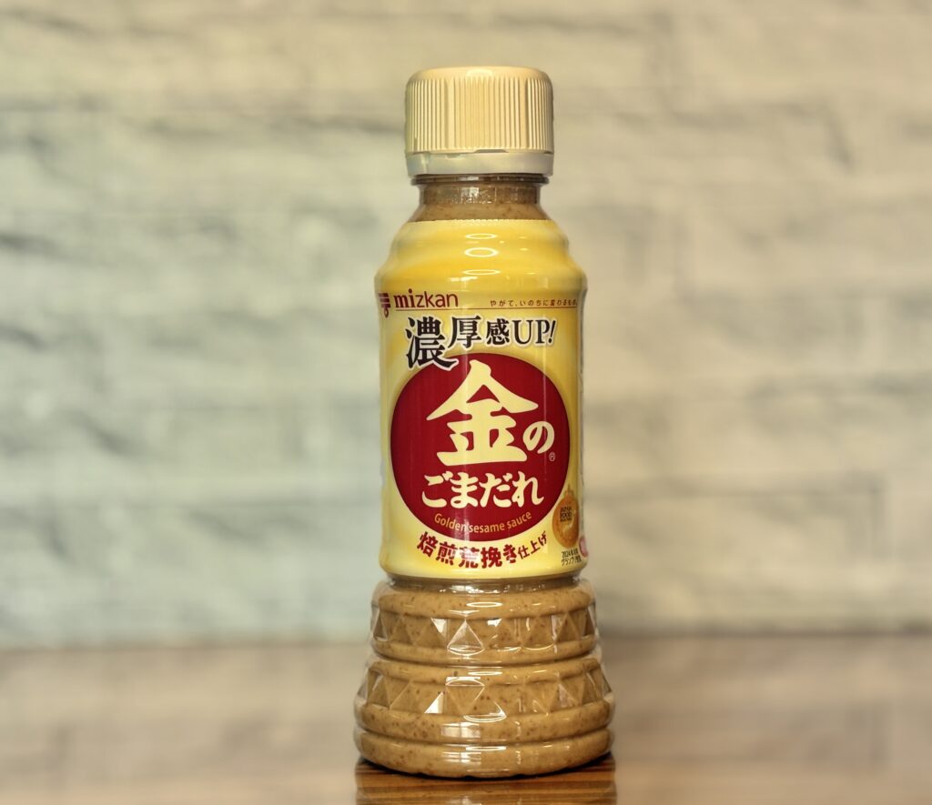時短レシピの必需品として紹介する、ミツカンの「金のごまだれ（焙煎荒挽き仕上げ）」のボトルパッケージ
