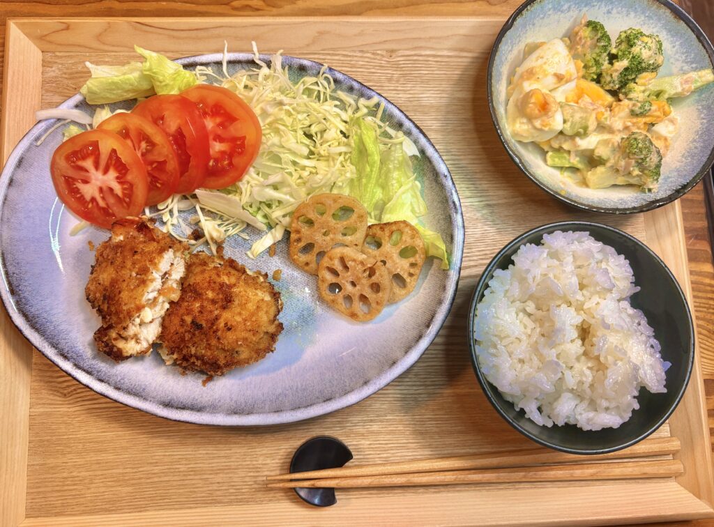 鶏ささみ肉のトマトチーズ挟み揚げとレンコンの素揚げを盛り付けたワンプレート定食。トマトスライスとキャベツサラダを添え、ご飯とゆで卵・ブロッコリーのツナマヨ和えを組み合わせた家庭の夕食。