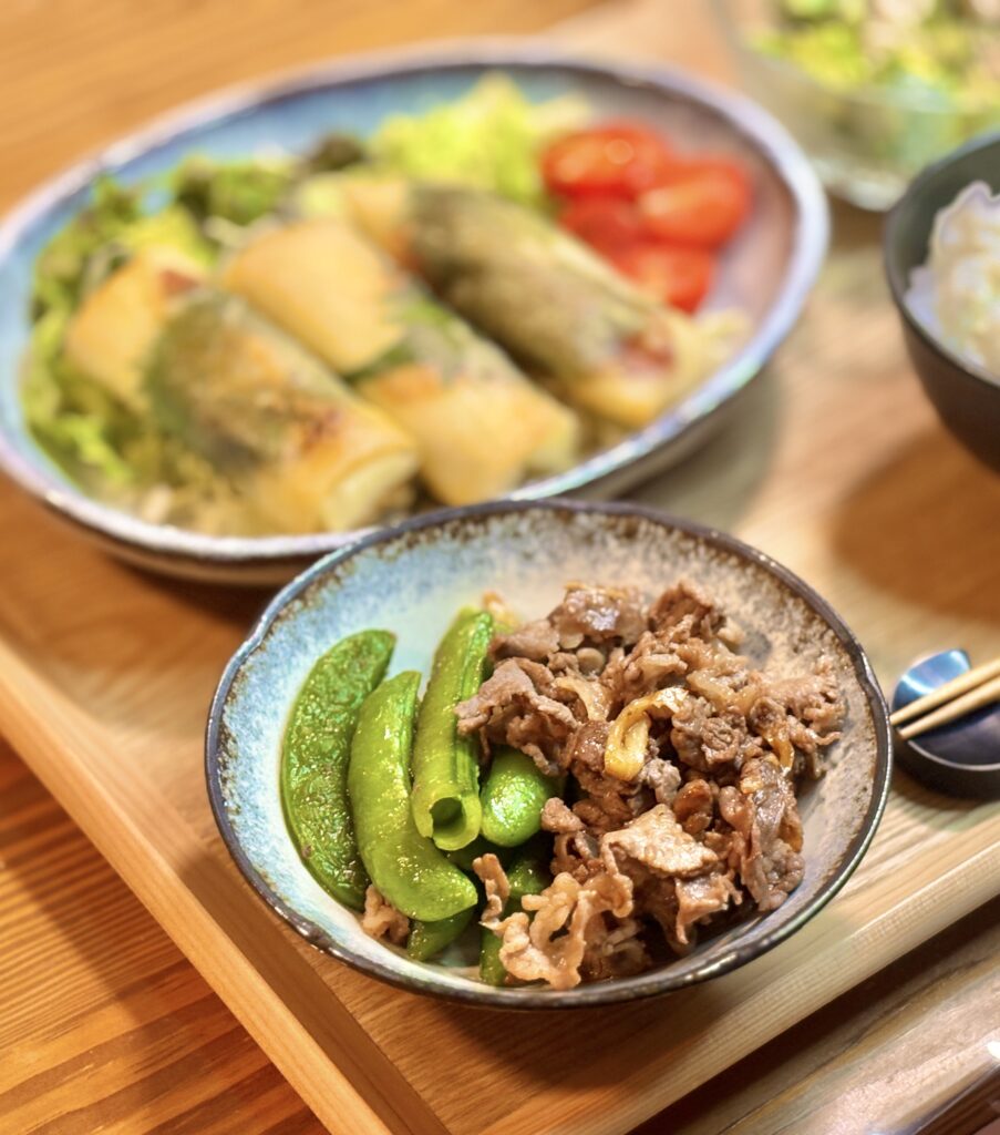 牛肉とスナックえんどうをにんにくで香ばしく炒めたガーリック炒めの小鉢料理