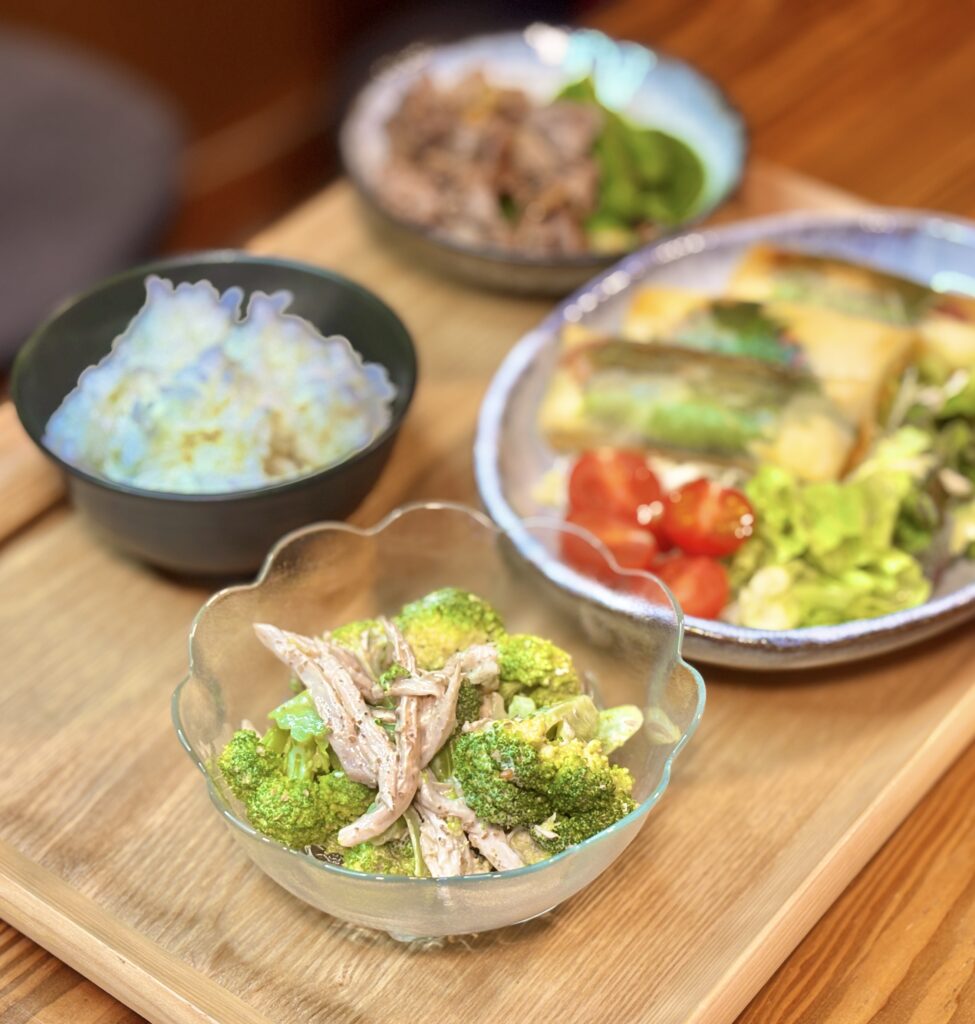 裂いた鶏むね肉とブロッコリーを胡麻ドレッシングで和えたさっぱり副菜の小鉢料理
