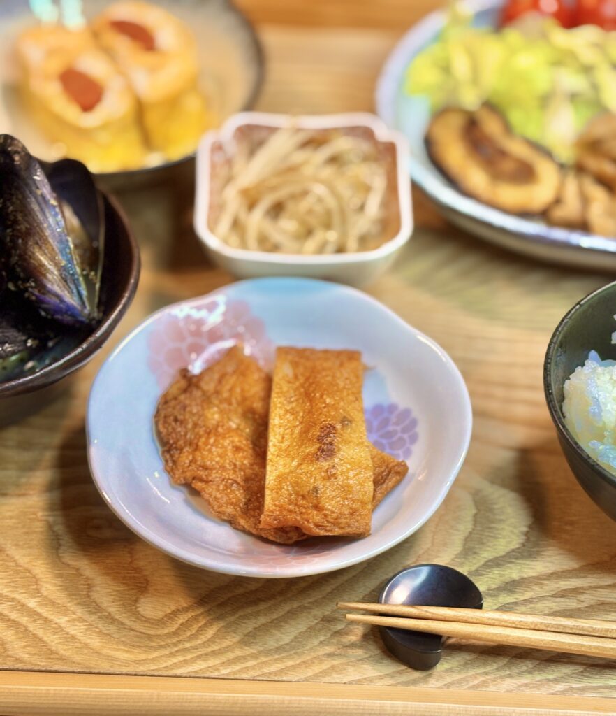 きつね色に揚がったイカ天ぷらを小皿に盛り付けた一品。サクッとした衣とやわらかいイカの食感が楽しめる揚げ物。