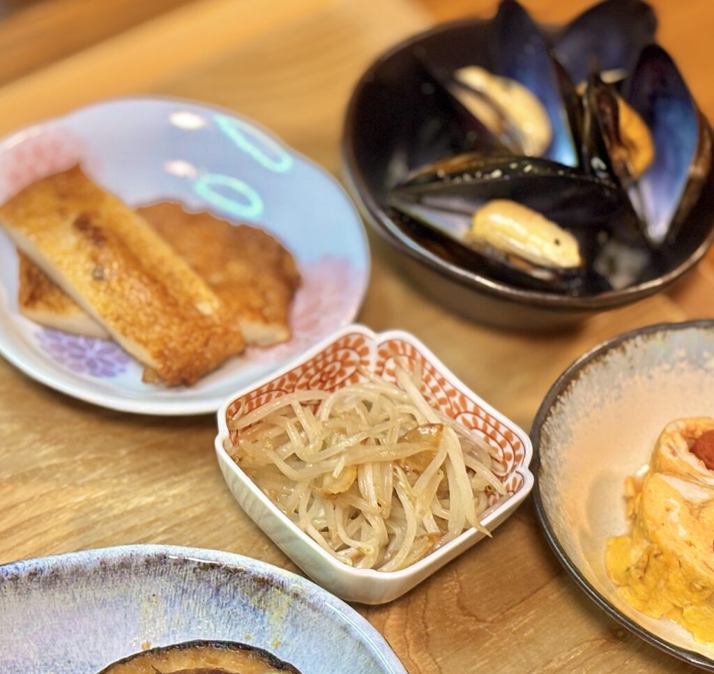 小鉢に盛られたもやしのガーリック炒め。シャキシャキ食感とにんにくの香りが食欲をそそるシンプルな副菜。