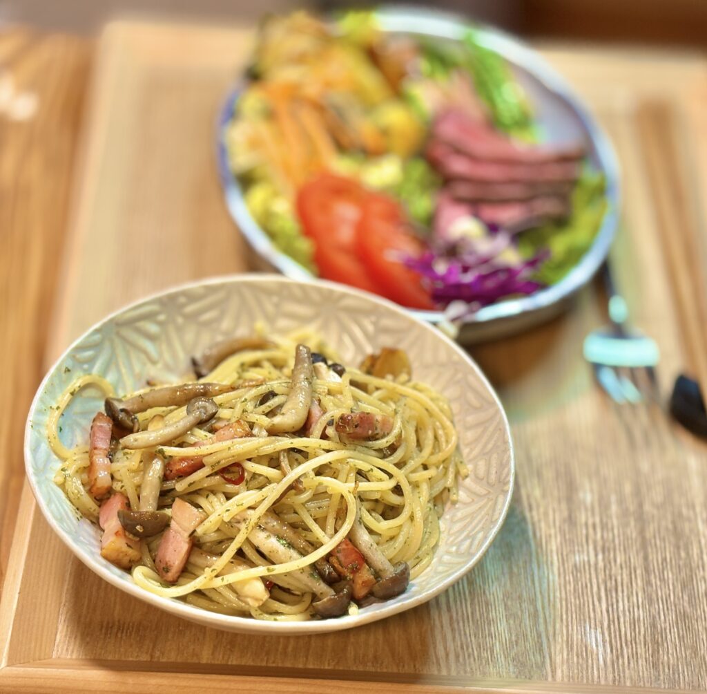 ベーコンとしめじをたっぷり使ったガーリック香るぺぺロンチーノ。オリーブオイルとにんにくの香りがパスタに絡み、しめじの食感とベーコンの旨みが楽しめるシンプルで食欲をそそる一皿。
