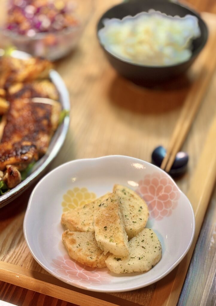 青のりをまぶして揚げた長芋フライを小皿に盛り付けた一品。外はサクッと中はホクホク食感で、おつまみにも合う家庭料理の副菜。