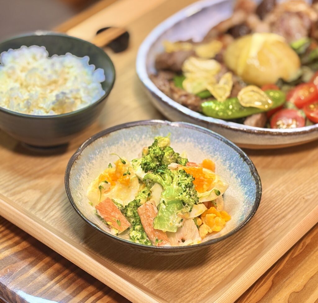 ほぼカニ、ゆで卵、ブロッコリーをマヨネーズで和えた副菜サラダと、ご飯を添えた旦那キッチンの食卓。