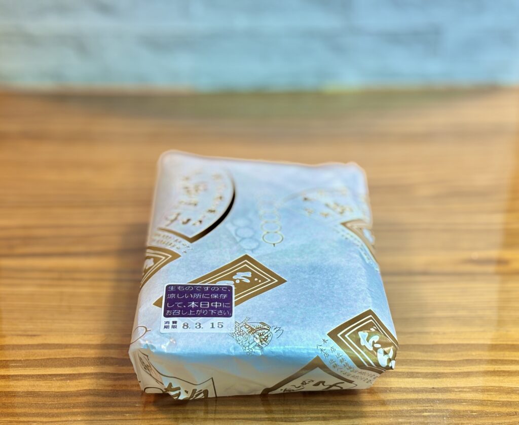 奈良名物だんご庄のきなこ団子の紙包み。素朴な和菓子として人気の奈良のお土産。