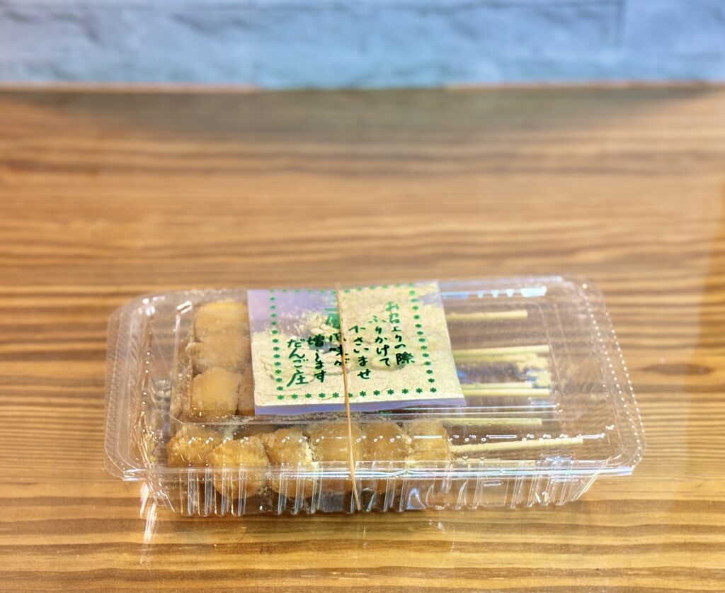 奈良名物だんご庄のきなこ団子のパック。付属のきな粉をかけて食べる柔らかいお団子の和菓子。
