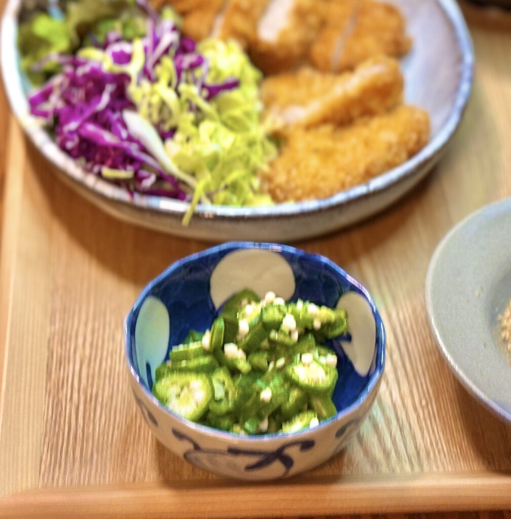 刻みオクラをポン酢でさっぱり味付けした小鉢。とんかつ定食の箸休めにぴったりな副菜