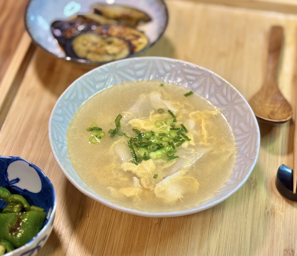 水餃子とふんわり卵を入れた鶏ガラベースのスープ。青ねぎをトッピングしたあっさり優しい味わいの簡単スープレシピ