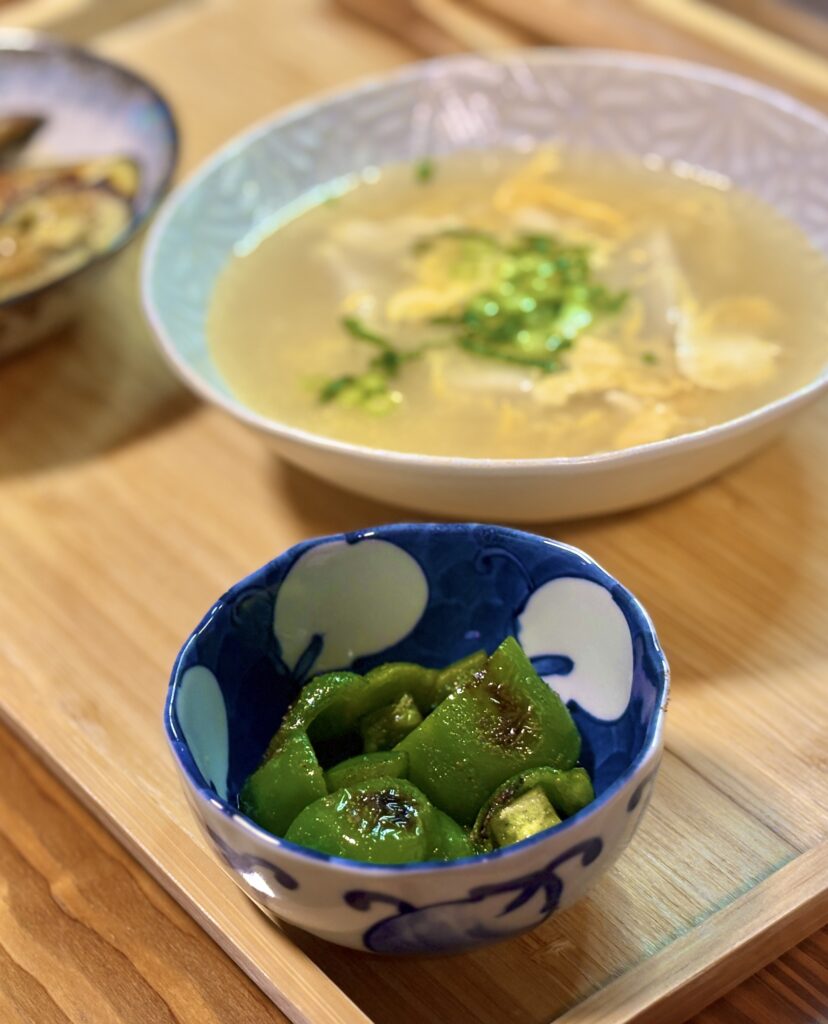 ピーマンの焼きびたしの小鉢写真。香ばしく焼いたピーマンをシンプルに味付けしたさっぱり副菜で箸休めにぴったり