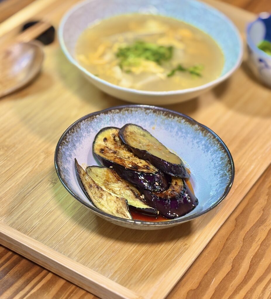 ナスのごま油炒めのアップ写真。焼き肉のタレとジャンで味付けしたコク旨な副菜で、ご飯やお酒に合う簡単おかず