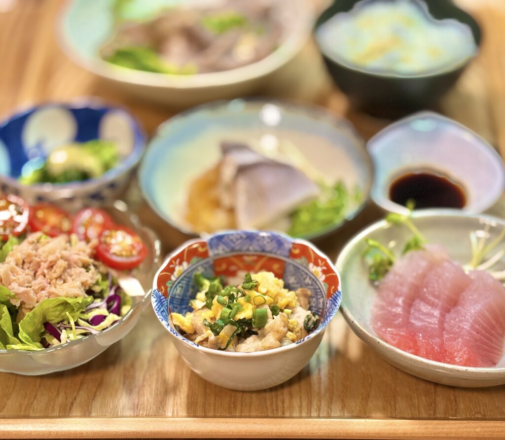 ニラと豚こま肉の卵とじを盛り付けた小鉢料理。家庭的で食欲をそそる一品。
