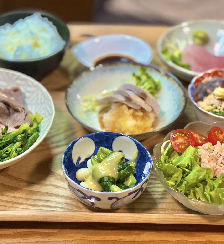 わけぎの酢味噌和え（ぬた）とツナサラダを並べた副菜の盛り付け。さっぱりとした箸休めと彩りサラダ。