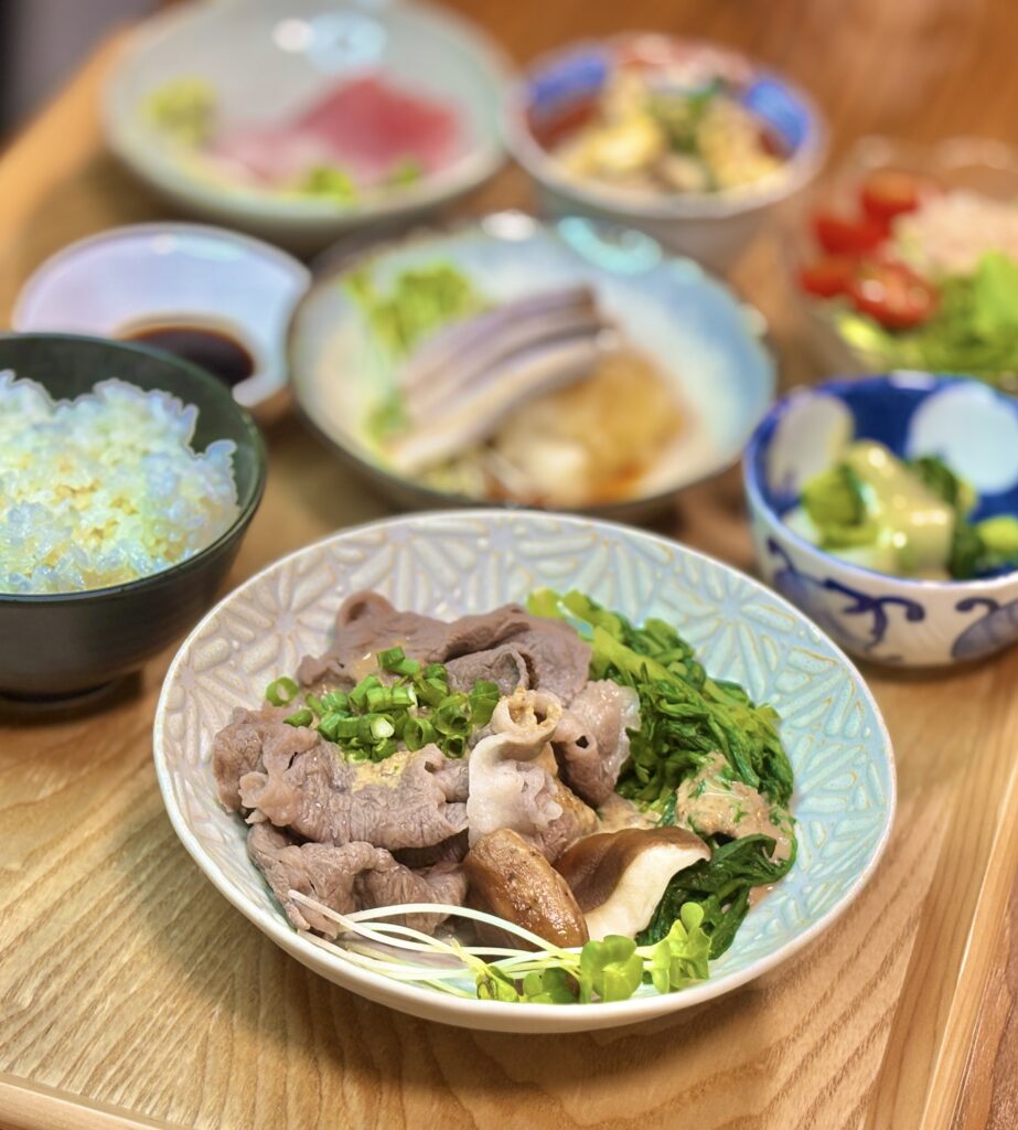 黒毛和牛のしゃぶしゃぶを盛り付けた一皿。菜の花やきのこを添えた彩り豊かな和食プレート。
