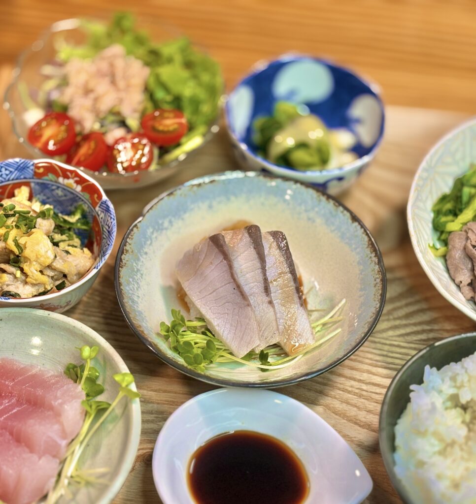 鰤のたたき風おろしポン酢の一皿。大根おろしとカイワレを添えたさっぱりとした和食メニュー。