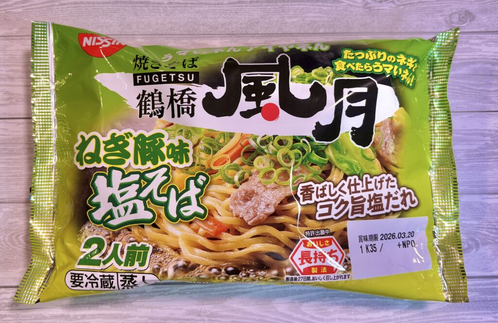 日清 焼きそば 鶴橋風月 ねぎ豚塩そばのパッケージ、家で本格的な味が楽しめる人気のチルド焼きそば商品
