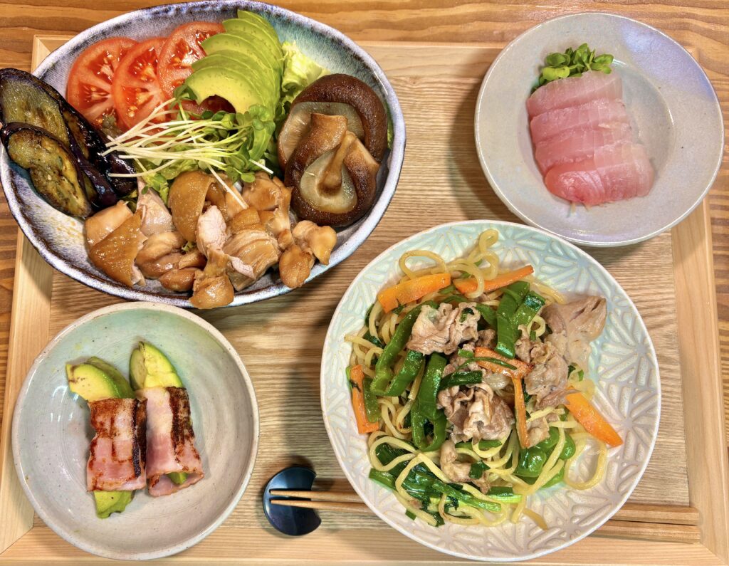 照り焼きチキンと焼き茄子・椎茸・アボカド・トマトのサラダ、ニラたっぷり塩焼きそば、桜ビンチョウマグロのお造り、アボカドベーコン巻きの家飲みワンプレートごはん