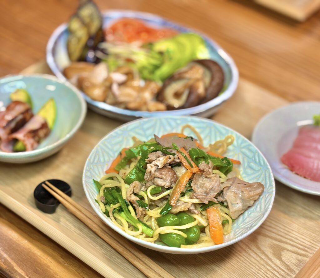 ニラと豚肉、野菜たっぷりで仕上げた塩焼きそば、フライパンで簡単に作れるボリューム満点の家ごはんメニュー
