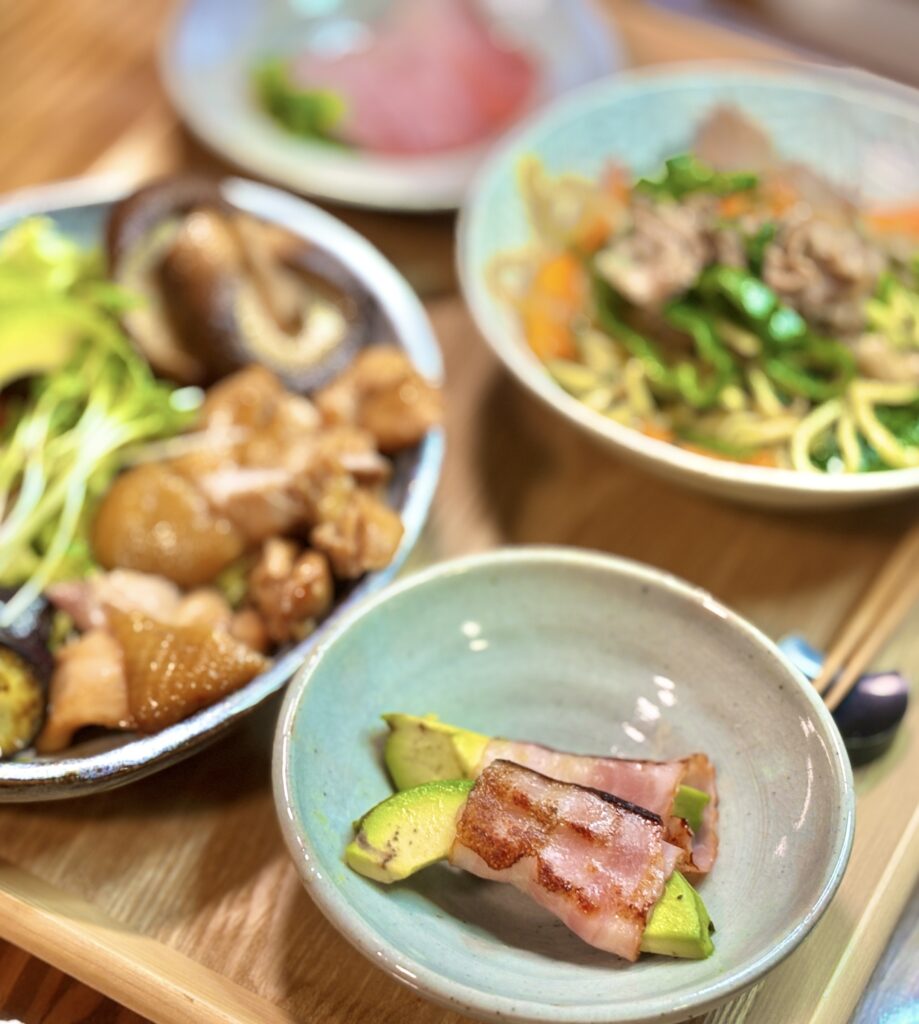 アボカドにベーコンを巻いて香ばしく焼き上げた簡単おつまみ、家飲みにぴったりのアボカドベーコン巻き