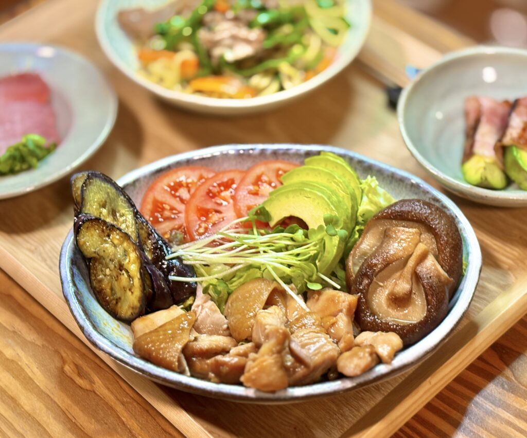 照り焼きチキンと焼き茄子・椎茸、アボカド、トマトを盛り付けた彩り豊かなワンプレートサラダと家飲み献立
