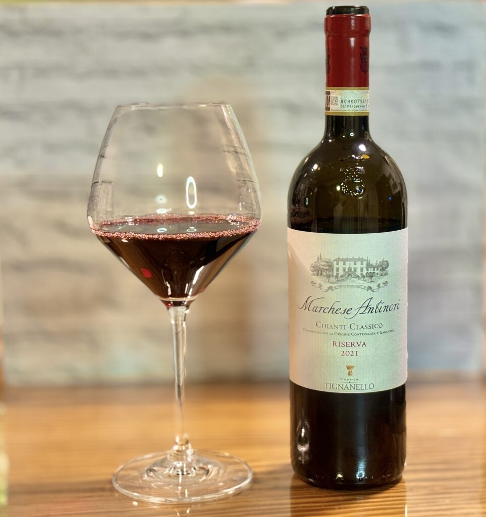 マルケーゼ・アンティノリのキャンティ・クラシコ・リゼルヴァ2021と赤ワイングラス、家飲みにおすすめの本格イタリアワイン
