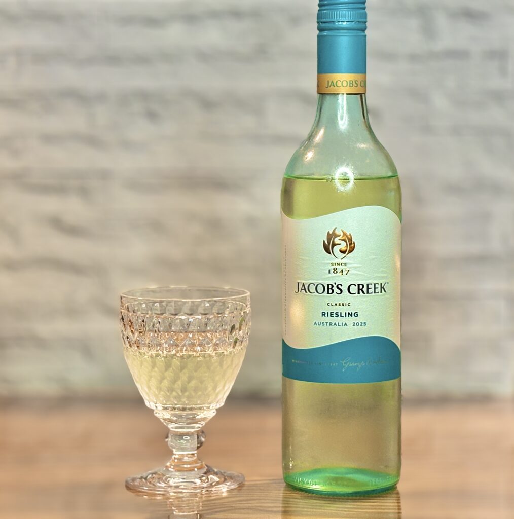 ジェイコブス・クリーク リースリングの白ワインとグラス。爽やかな酸味と果実味が料理に合う家飲み用ワイン。
