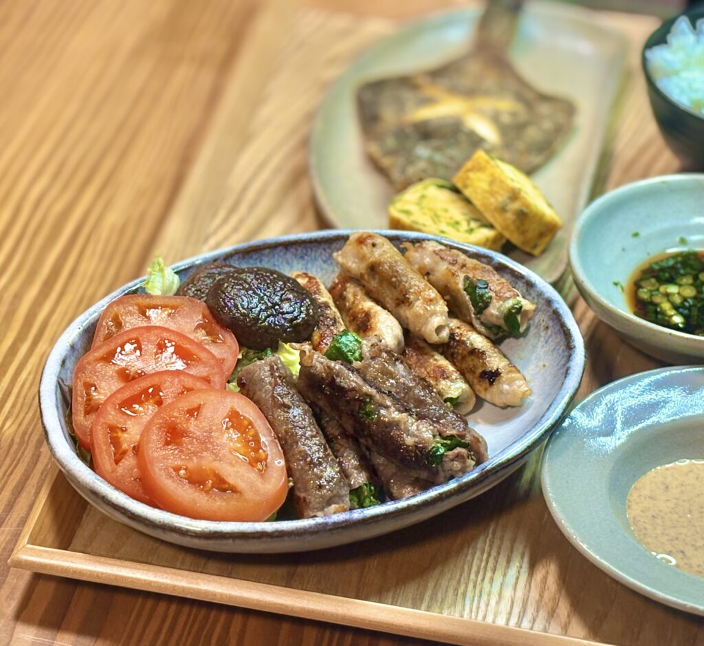 メダカカレイの唐揚げと青さのりの卵焼きを盛り付けた和風おかず。外はカリッと中はふっくら仕上げた魚料理。
