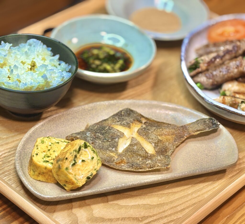 メダカカレイの唐揚げと青さのりの卵焼きを盛り付けた和風おかず。外はカリッと中はふっくら仕上げた魚料理。
