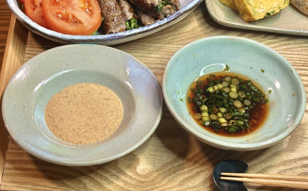 ごまだれとポン酢に刻みネギを加えたつけだれ。肉料理や揚げ物に合うさっぱりとした味わいの調味料。