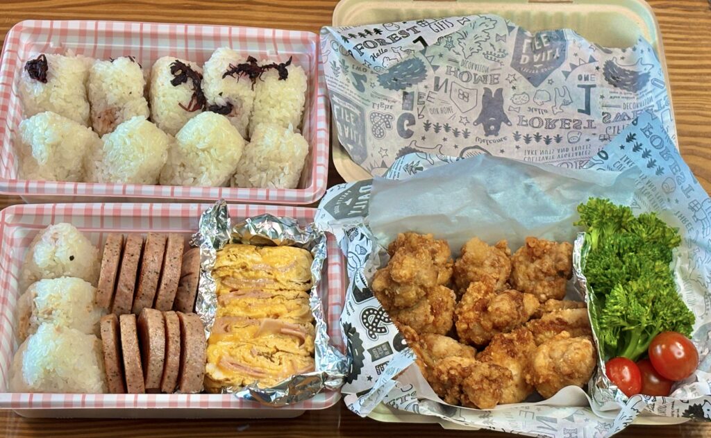 お花見弁当の全体写真|おにぎり・唐揚げ・明宝ソーセージ・ハムチーズ卵焼きが並ぶ手作り弁当の盛り付け