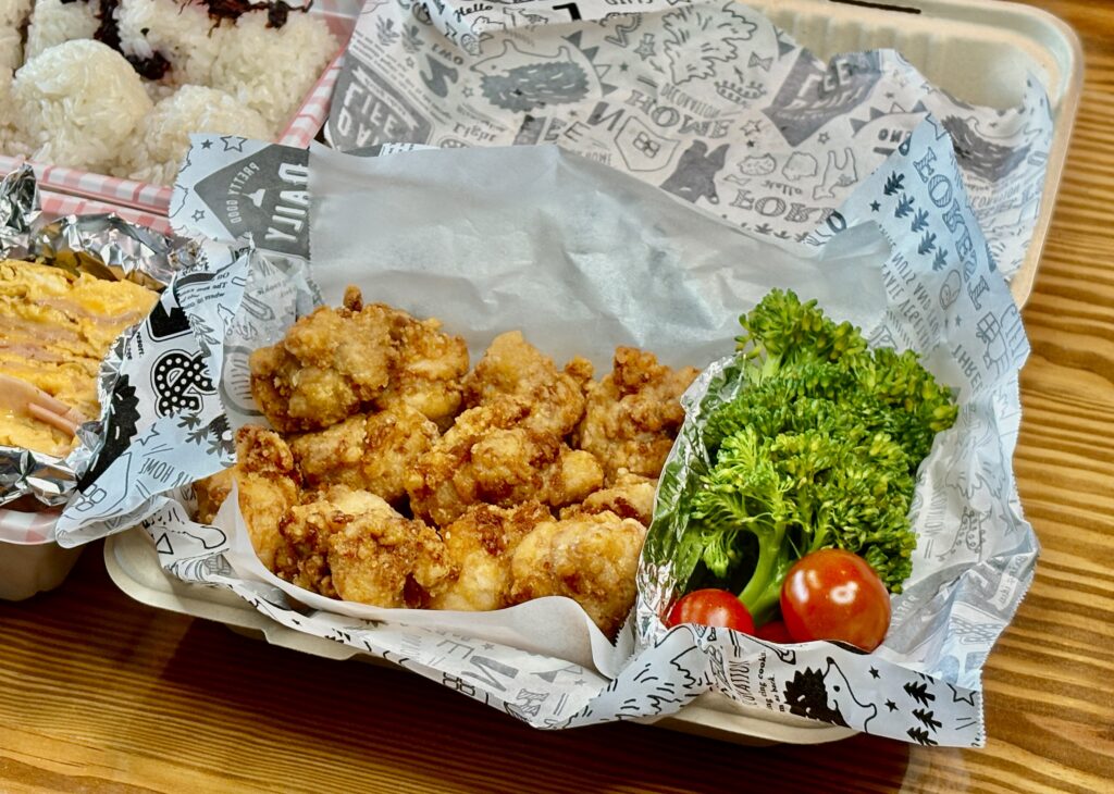 ジューシーな唐揚げとブロッコリー・ミニトマトのお弁当おかず|外で楽しむお花見ランチの手作り弁当