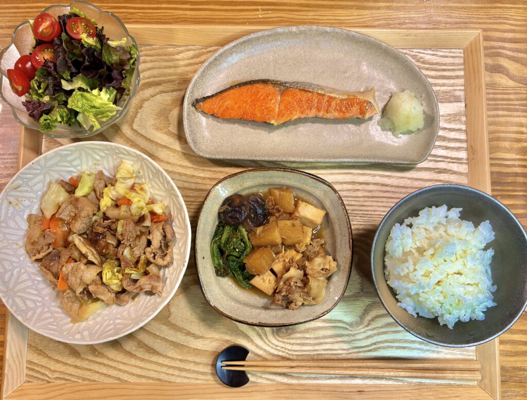 塩しゃけと煮物、春キャベツの野菜炒めとサラダの和食献立｜バランスの良い家庭の晩ごはん
