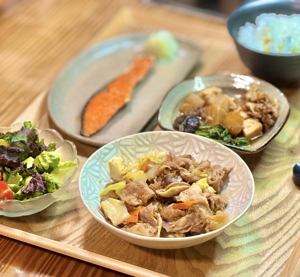 春キャベツと豚肉の野菜炒めが主役の和食ごはん｜煮物と焼き魚を添えた家庭料理

