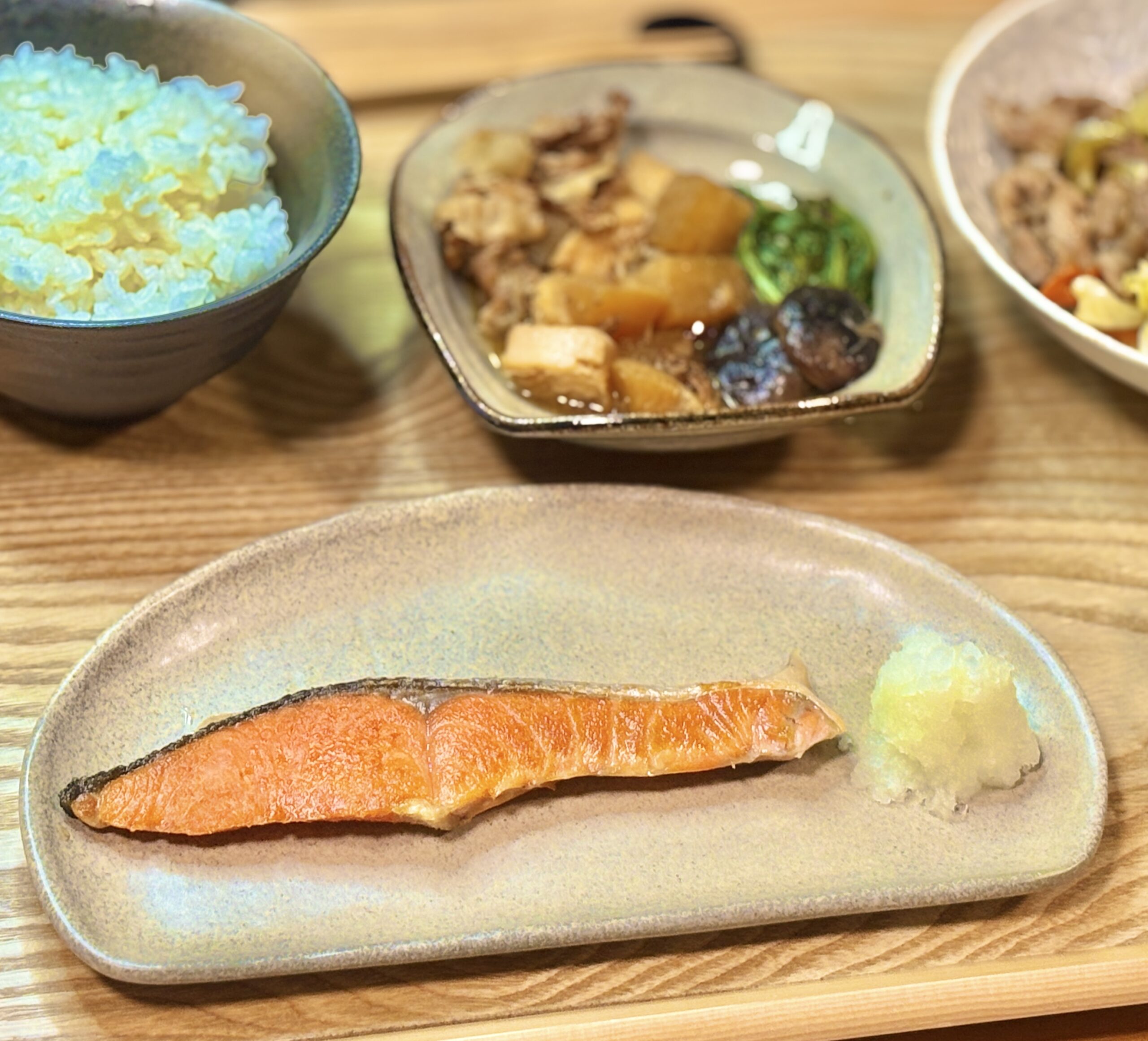 塩しゃけの焼き魚と大根おろしを添えた和食プレート｜こんがり焼き色の鮭と白ごはんのある家庭の晩ごはん風景