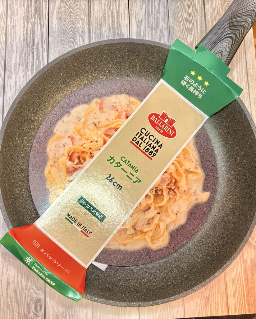 木目調のテーブルに置いた深型フライパン。厚切りトンテキや炒め物、ソースを絡める料理にも使いやすい家庭用フライパン