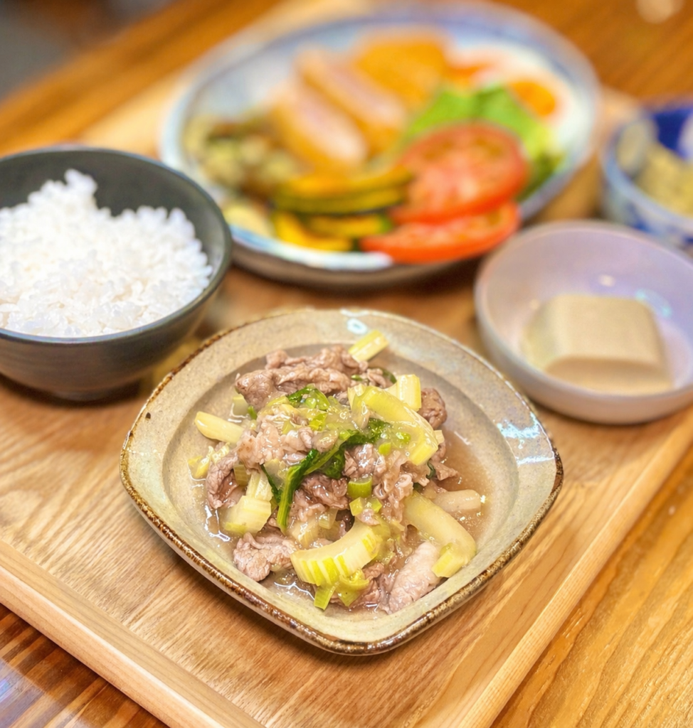 セロリと牛肉の中華炒めのアップ写真。シャキシャキのセロリとやわらかい牛肉を合わせたシンプルな炒め物で、あんが絡んだ中華風おかず。ごはんが進む家庭料理の定番副菜としてワンプレートに添えられている。