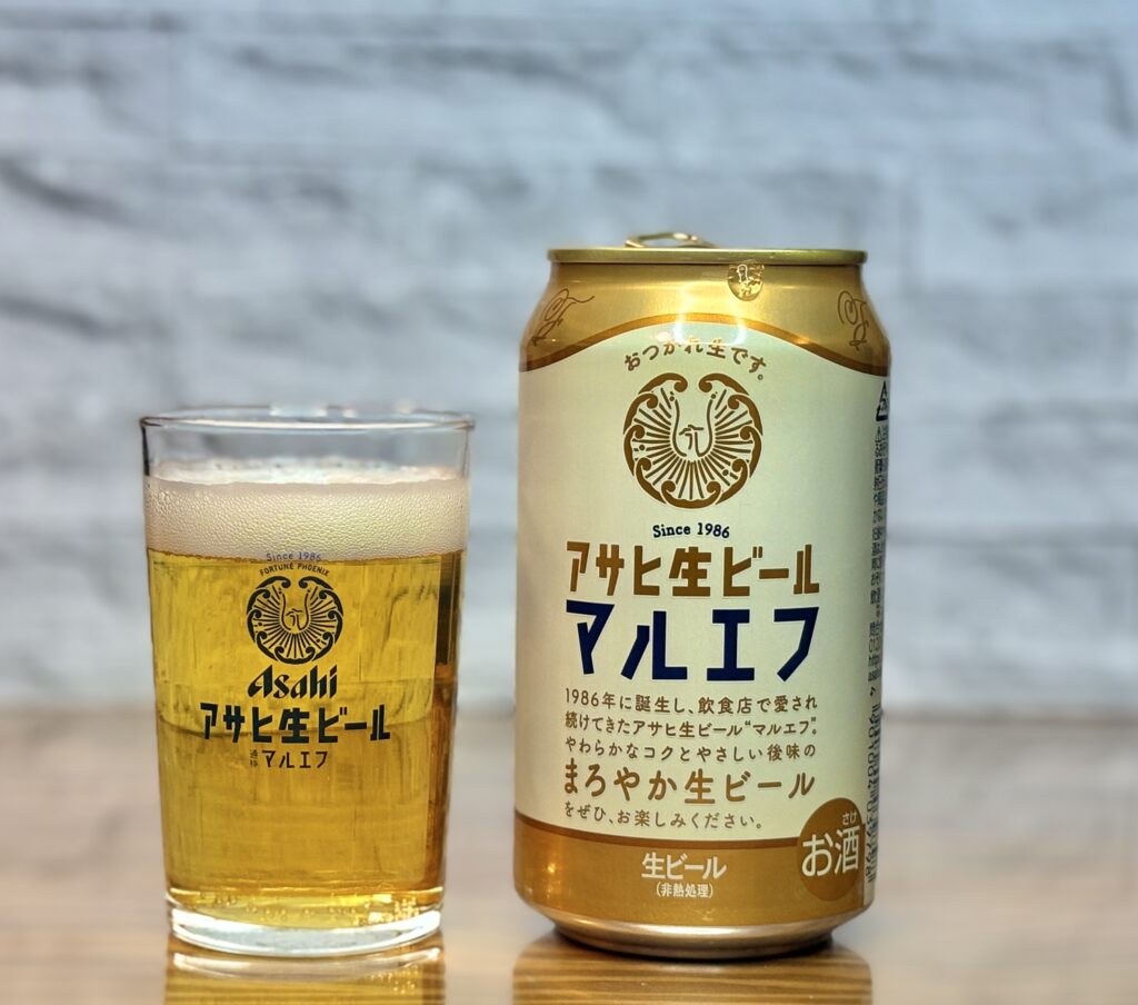 1986年誕生のアサヒ生ビール マルエフの缶とグラスビールの商品画像。やわらかなコクとやさしい後味のまろやか生ビールとして飲食店で長く愛されてきた定番ビール。グラスには黄金色のビールとクリーミーな泡が美しく注がれ、缶には「おつかれ生です。」のキャッチコピーが記載されている
