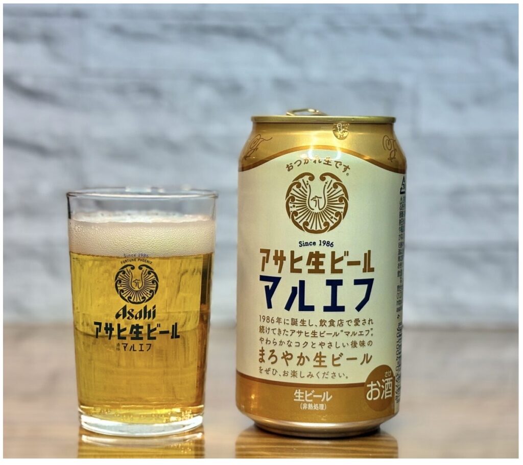アサヒ生ビール マルエフの缶とグラスに注いだビールの写真。きめ細かい泡と黄金色の美しい色合いが特徴で、まろやかな旨みとやさしい口当たりが楽しめる定番ビール。おうち居酒屋や晩酌にぴったりの一杯。