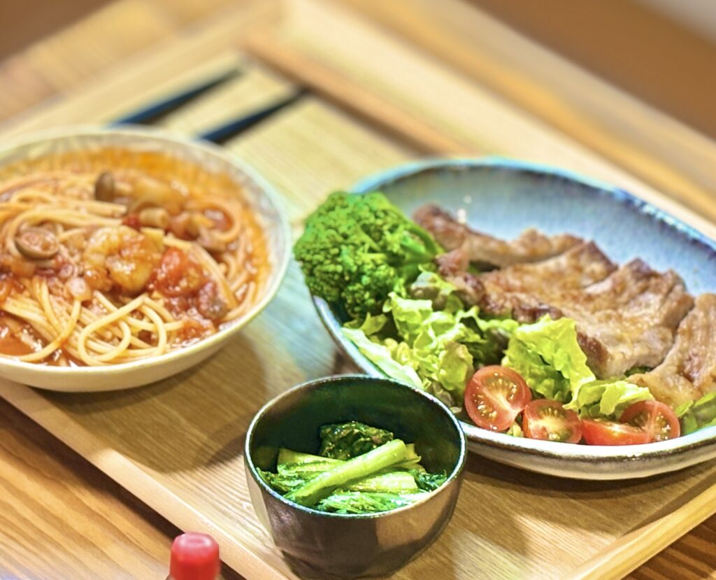小松菜のおひたしとトンテキ、トマトスープパスタをバランスよく盛り付けた栄養満点の手作りごはん