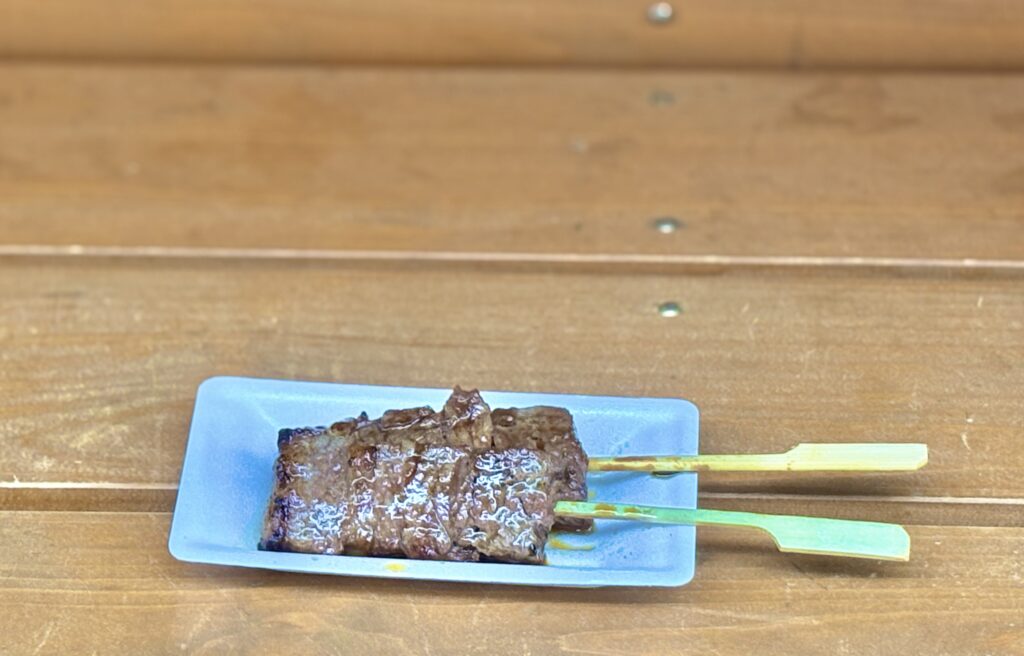 伊勢観光の絶品グルメ!脂が乗って表面が香ばしくツヤツヤと輝く、おかげ横丁名物の豪華な松阪牛串のアップ