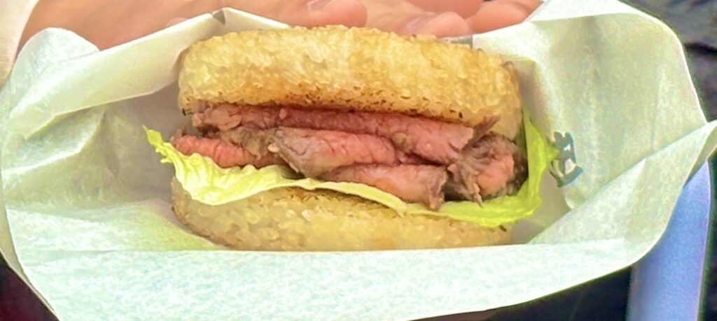 おかげ横丁の食べ歩き絶品グルメ!香ばしいライスバンズに自家製ローストビーフがたっぷり挟まれた贅沢な松阪牛ライスバーガー