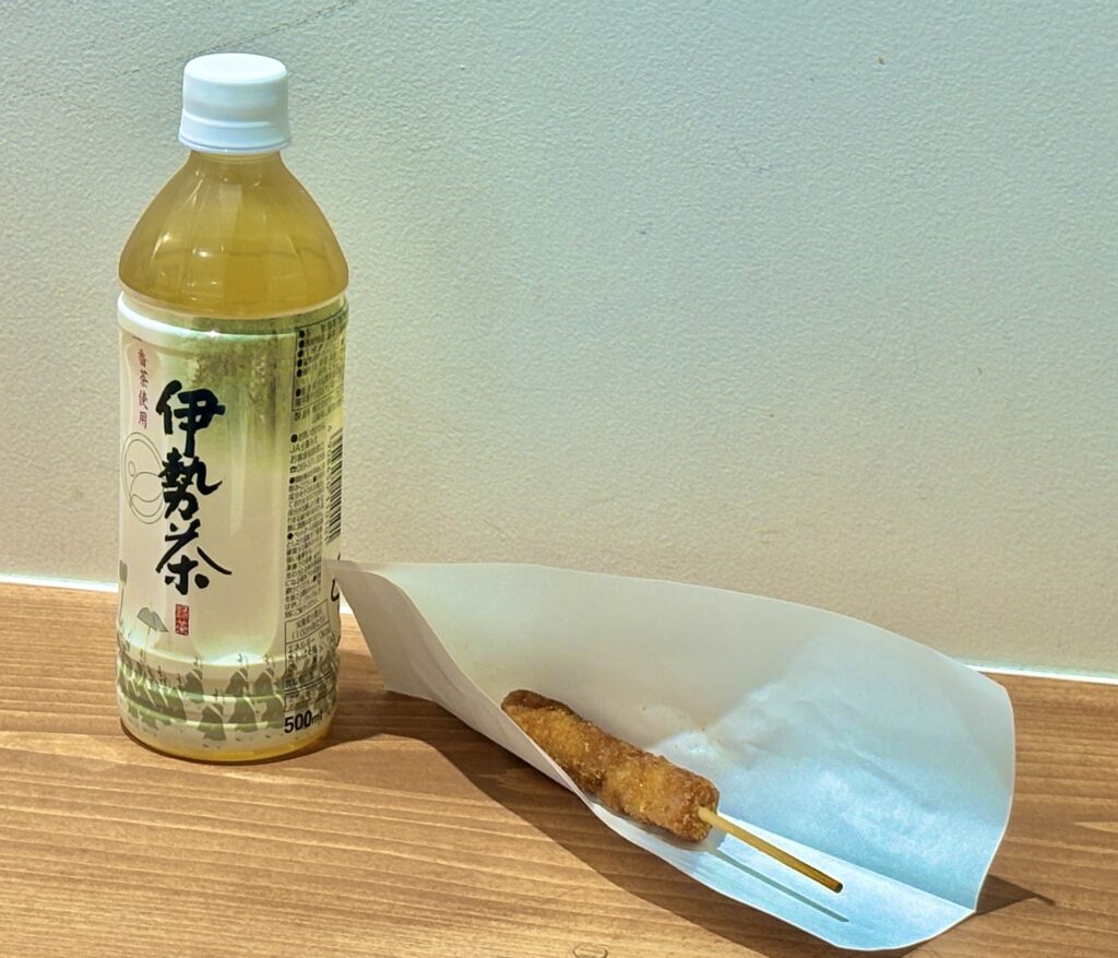 おかげ横丁の食べ歩きにぴったり!サクサクに揚がったジューシーな「伊勢ぶたカツ」と、スッキリ爽やかなご当地ドリンク「伊勢茶」の最強コンビ